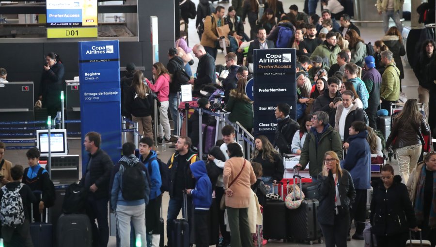 Proyectan 728 mil viajes por el "18" desde el Aeropuerto de Santiago: Recomiendan llegar 4 horas antes de su viaje