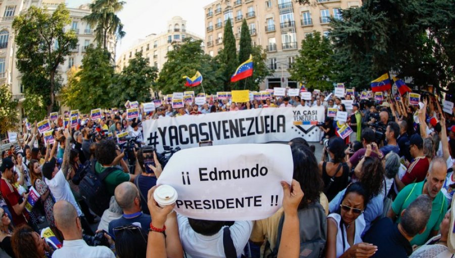 Casi mil venezolanos se congregaron frente al Congreso español para reivindicar la victoria de Edmundo González