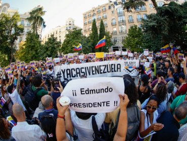 Casi mil venezolanos se congregaron frente al Congreso español para reivindicar la victoria de Edmundo González