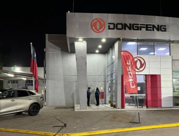 Grupo de delincuentes roba al menos 10 vehículos desde una automotora de Estación Central: ingresaron fuertemente armados