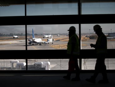 Trabajadores del aeropuerto de Santiago votan este miércoles una nueva oferta para así evitar el paro