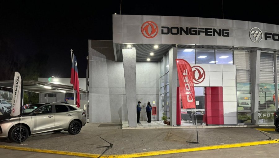 Grupo de delincuentes roba al menos 10 vehículos desde una automotora de Estación Central: ingresaron fuertemente armados