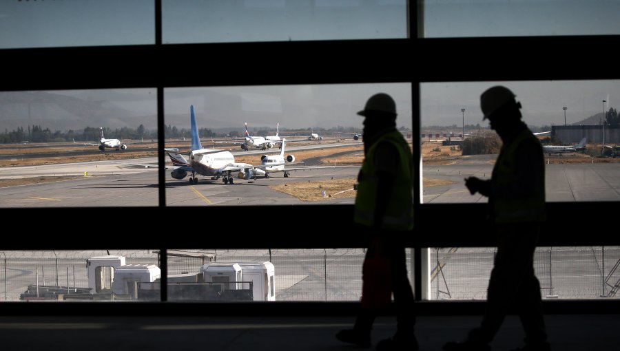 Trabajadores del aeropuerto de Santiago votan este miércoles una nueva oferta para así evitar el paro