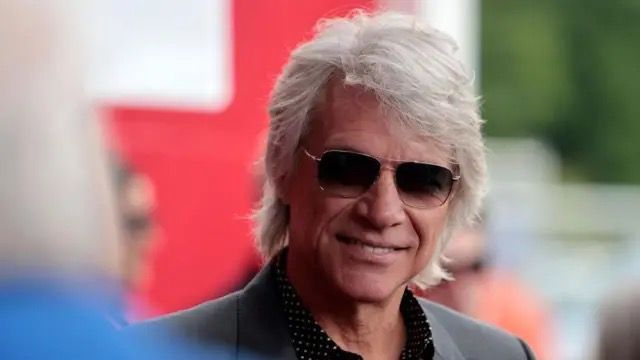 Jon Bon Jovi salva a mujer que estaba a punto de quitarse la vida