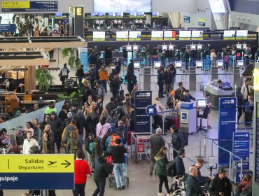 Comenzó la huelga en el Aeropuerto Internacional de Santiago: trabajadores amenazaron con bloquear los accesos