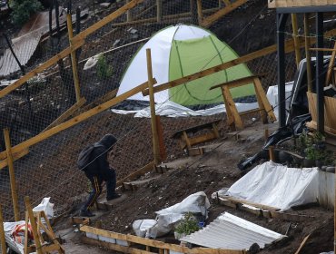 A cuatro meses del incendio en Viña del Mar más de 100 carpas adquiridas por la emergencia no habían sido entregadas