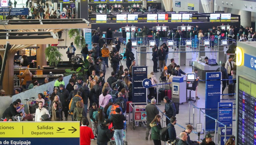 Comenzó la huelga en el Aeropuerto Internacional de Santiago: trabajadores amenazaron con bloquear los accesos