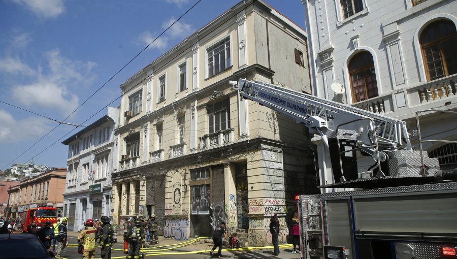 Incendio afectó a inmueble de tres pisos en el Barrio Puerto de Valparaíso: no se registraron lesionados