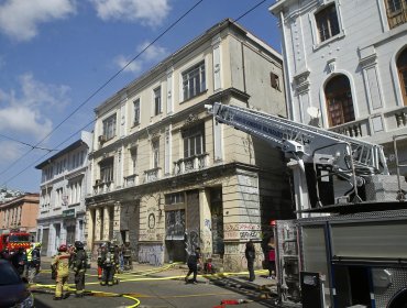 Incendio afectó a inmueble de tres pisos en el Barrio Puerto de Valparaíso: no se registraron lesionados