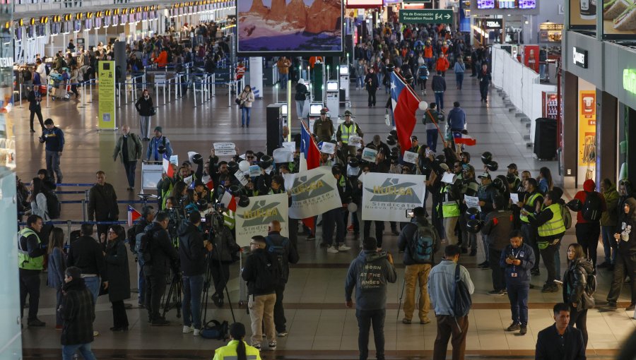 Finaliza paro en Aeropuerto de Santiago tras acuerdo alcanzado entre trabajadores y empresa concesionaria