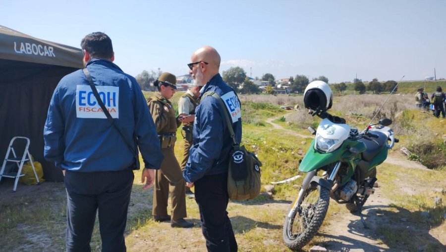 Encuentran cuerpo sin vida con lesiones cortopunzantes y heridas a bala en un campamento de Cerrillos