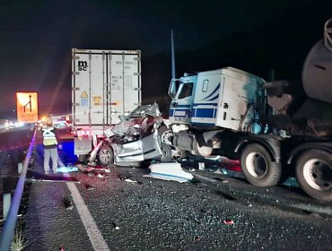 Conductora y su acompañante mueren en accidente de tránsito en Llay Llay: su vehíuculo chocó contra dos camiones