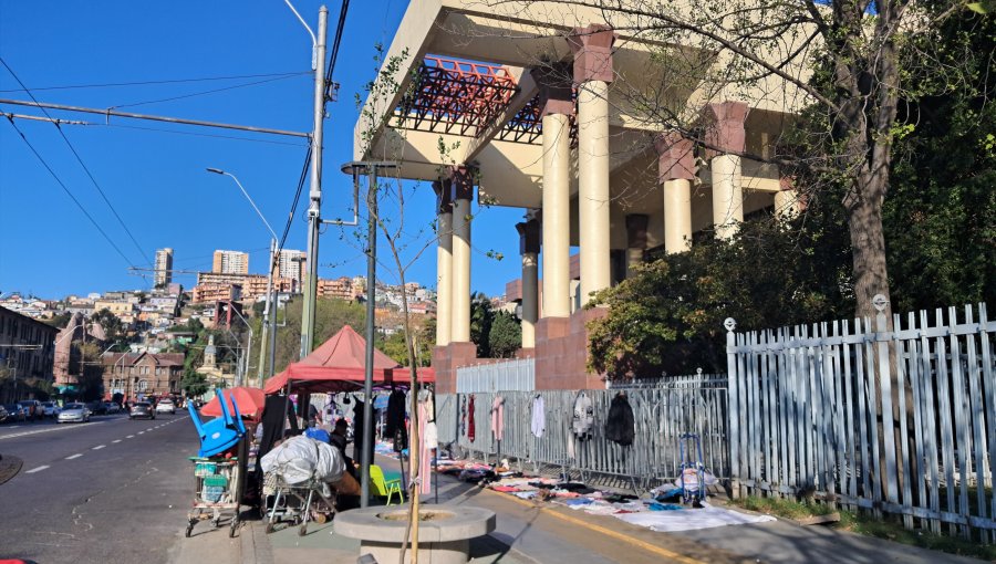 Descontrol total: Los puntos críticos del comercio ambulante que se toma las calles de los centros de Viña, Valparaíso y Quilpué