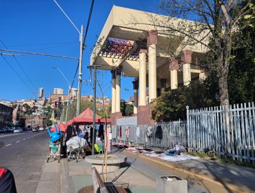 Descontrol total: Los puntos críticos del comercio ambulante que se toma las calles de los centros de Viña, Valparaíso y Quilpué