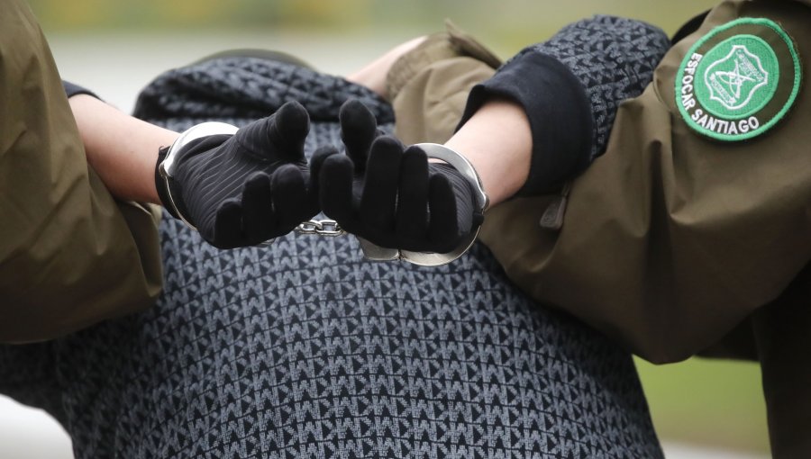 Tres adolescentes detenidos luego de chocar auto robado contra una casa en Maipú