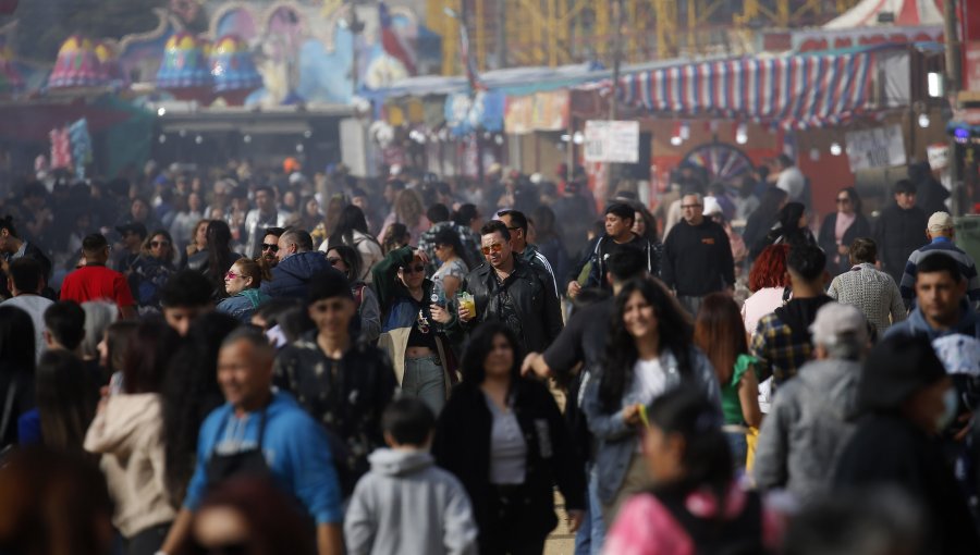 Cientos de personas llegan al Parque Alejo Barrios en Valparaíso para celebrar las Fiestas Patrias