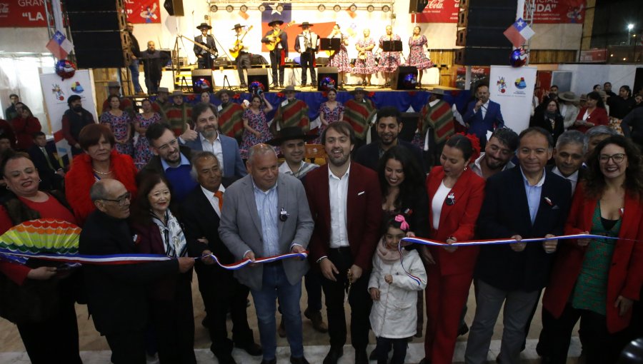 Así fue la descoordinada e improvisada inauguración de las fondas en Valparaíso