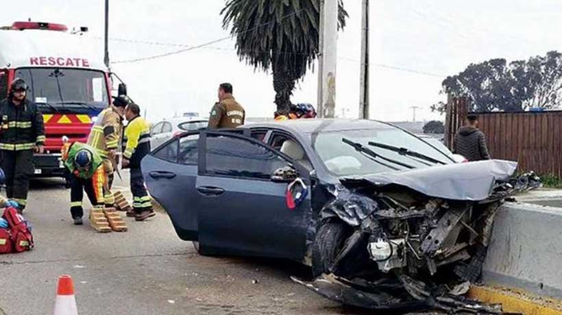 Una joven de 20 años chocó en estado de ebriedad contra dos automóviles y luego impactó barreras de contención en San Antonio