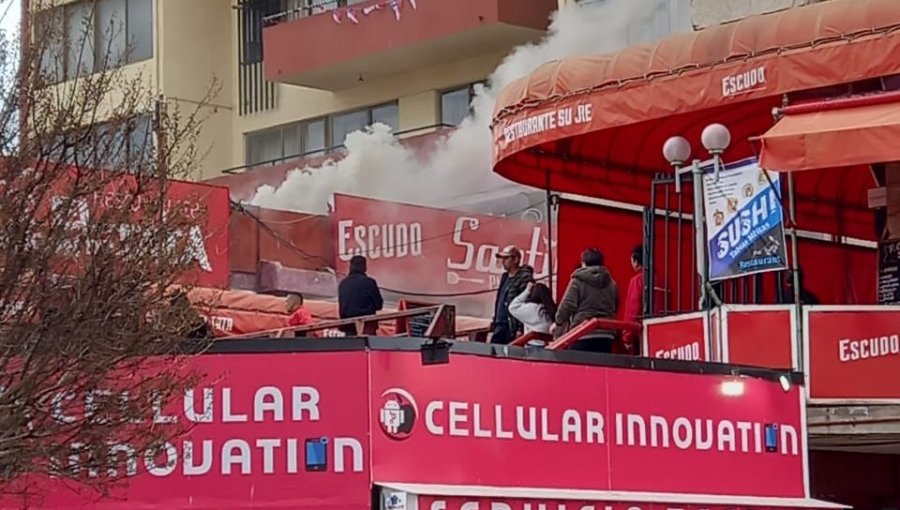 Incendio afectó a local comercial en el segundo piso del Portal Álamos en Viña del Mar