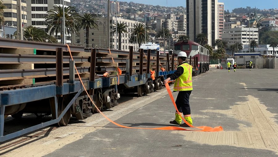 Más de 4 mil toneladas de rieles recibió EFE en el Puerto de Valparaiso para proyectos ferroviarios