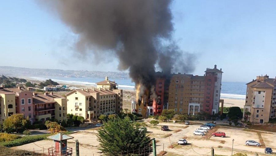 Incendio afectó a departamento de un condominio en El Tabo: Emergencia logró ser controlada evitando la propagación