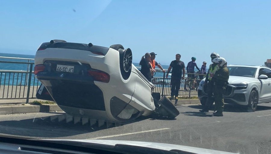 Vehículo termina volcado tras accidente en la Av. Borgoño en dirección al centro de Viña del Mar