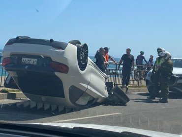 Vehículo termina volcado tras accidente en la Av. Borgoño en dirección al centro de Viña del Mar