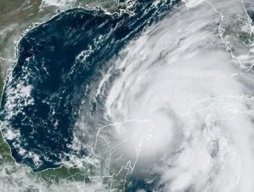 Helene se convierte en huracán frente a las costas de México en la península de Yucatán