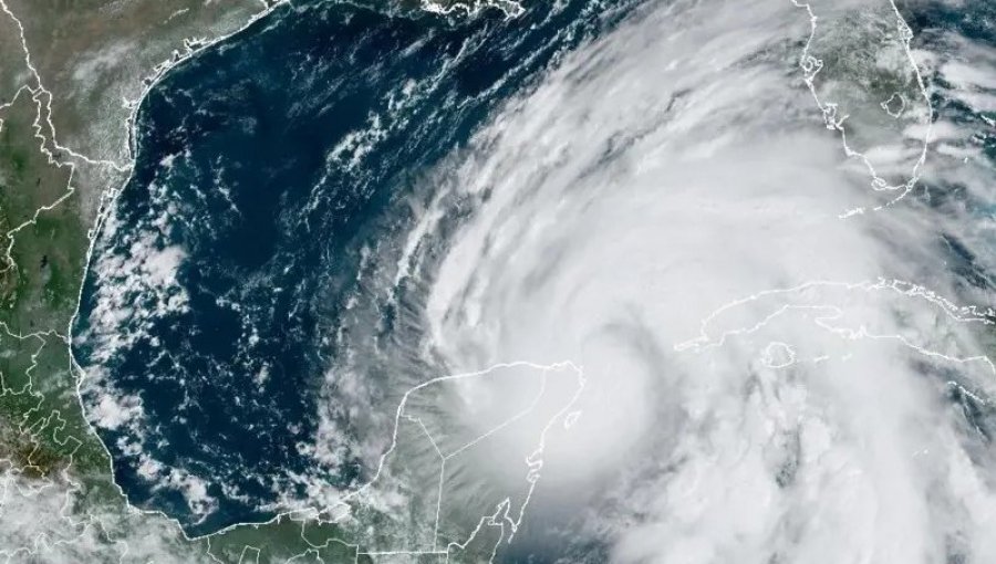 Helene se convierte en huracán frente a las costas de México en la península de Yucatán