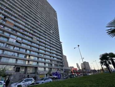 Niña de cuatro años fallece tras caer desde el piso 27 de un edificio en Estación Central