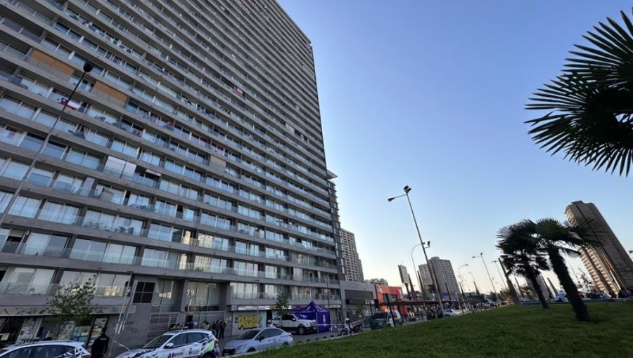 Niña de cuatro años fallece tras caer desde el piso 27 de un edificio en Estación Central