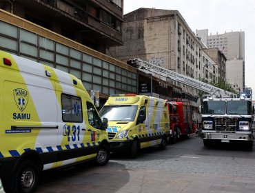 Una persona fallecida y dos lesionadas deja emergencia por gas tóxico en galería de Santiago