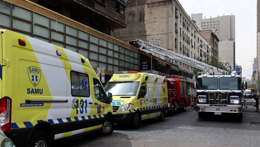 Una persona fallecida y dos lesionadas deja emergencia por gas tóxico en galería de Santiago