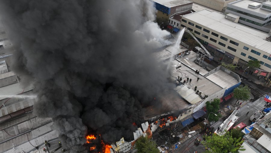 Más de 500 Bomberos logran contener devastador incendio desatado en Barrio Meiggs