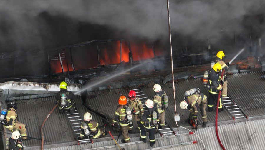 Violento incendio en Barrio Meiggs fue contenido por Bomberos: Al menos 5 voluntarios quedaron con lesiones