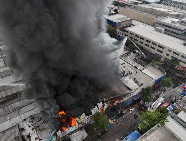 Más de 500 Bomberos logran contener devastador incendio desatado en Barrio Meiggs