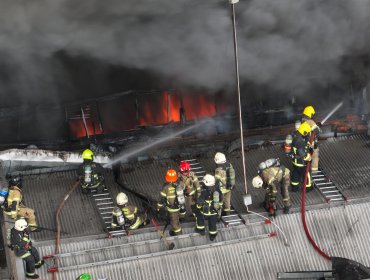 Violento incendio en Barrio Meiggs fue contenido por Bomberos: Al menos 5 voluntarios quedaron con lesiones