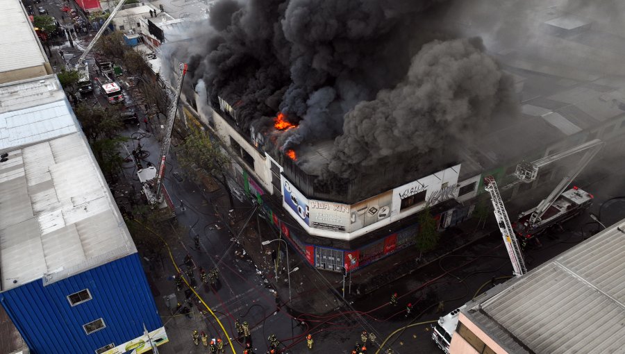 Gigantesco incendio en Barrio Meiggs habría sido iniciado por delincuentes que querían robar un cajero