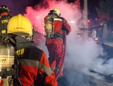 Bomberos de Valparaíso combatió incendio en casa de dos pisos en Laguna Verde