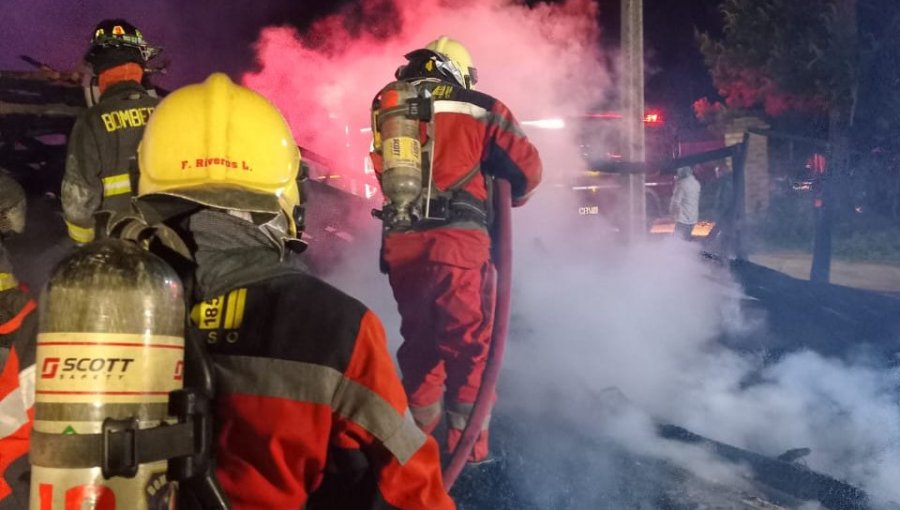 Bomberos de Valparaíso combatió incendio en casa de dos pisos en Laguna Verde