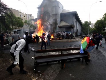 Condenan al fisco a pagar $3 mil millones por vandalización de la parroquia de la Asunción durante el estallido social