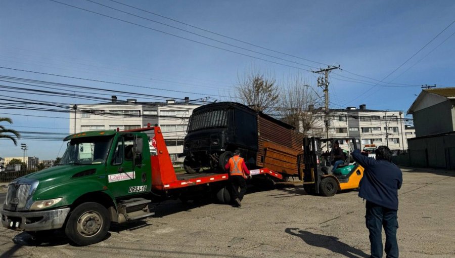 Retiran medio centenar de vehículos abandonados desde las calles de Viña del Mar