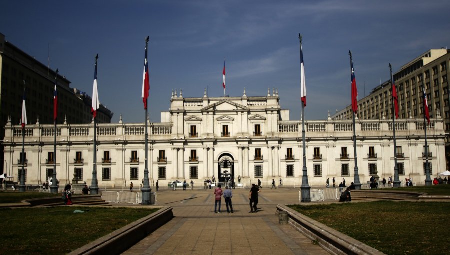 Diputados RN solicitan auditar denuncias de maltrato laboral en La Moneda tras fallecimiento de funcionario