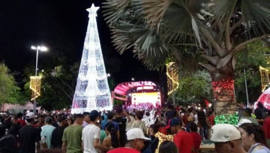 Venezuela dio inicio a la "Navidad" y enciende luces de los árboles en plazas y parques