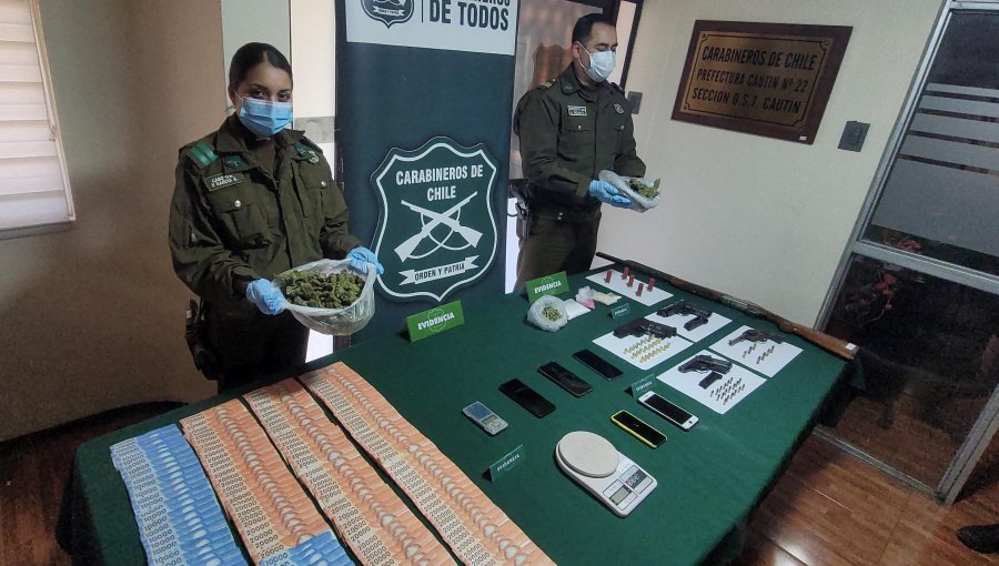 La Araucanía: Carabineros detiene a cinco sujetos e incauta 2 kilos de drogas y armas