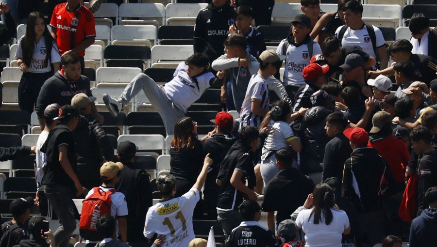 Incidentes en el Monumental empañaron "arengazo" de hinchas de Colo Colo previo al clásico con Universidad Católica