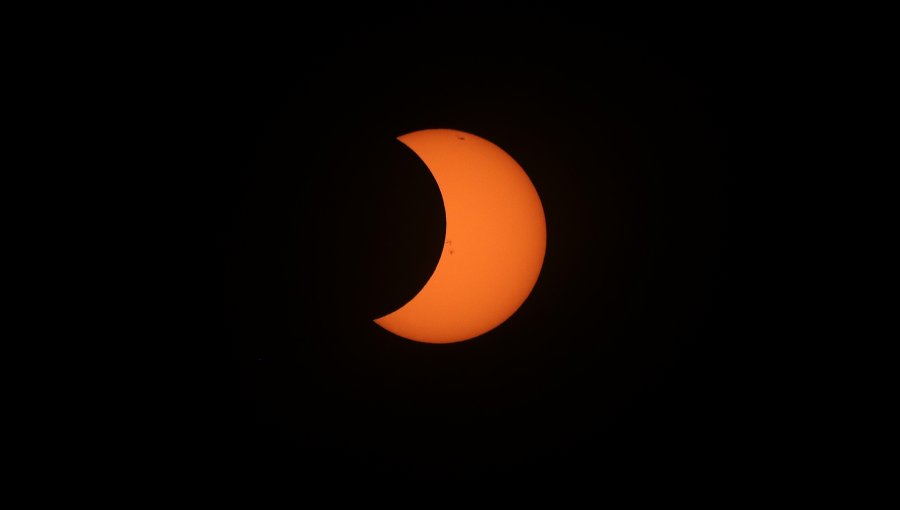 Eclipse solar anular llega a su máximo esplendor en Rapanui, Coyhaique, Cochrane