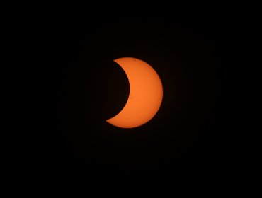 Eclipse solar anular llega a su máximo esplendor en Rapanui, Coyhaique, Cochrane