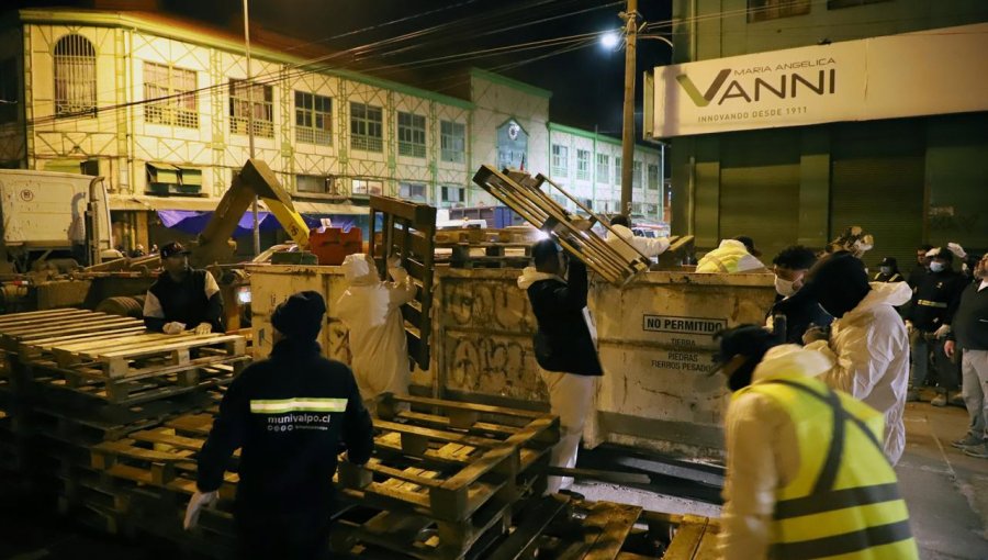 Ocho toneladas de desechos fueron retiradas en nuevo operativo realizado en inmediaciones del Mercado Cardonal de Valparaíso