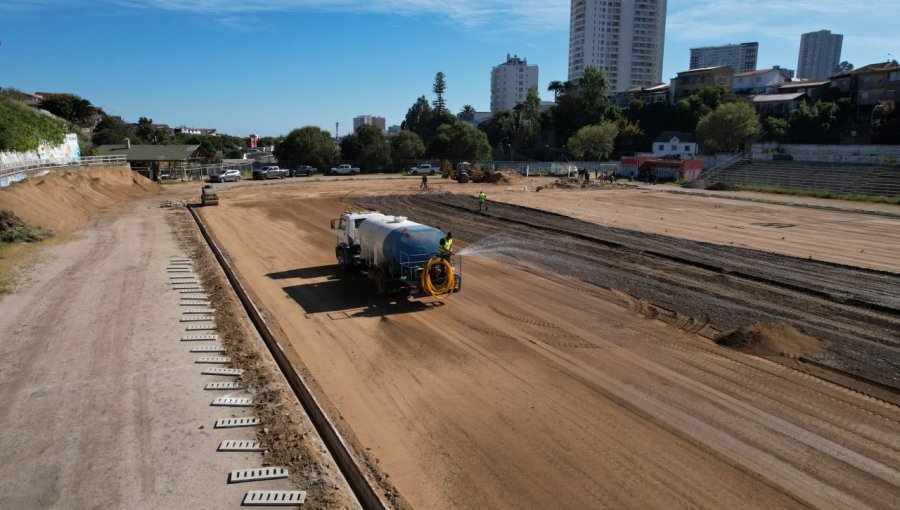 Avanzan obras de empastado del estadio O'Higgins de Valparaíso: beneficiará a 16 clubes